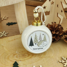 Charger l&#39;image dans la galerie, Boule de Noël en porcelaine SAPIN OURS - à personnaliser avec prénom