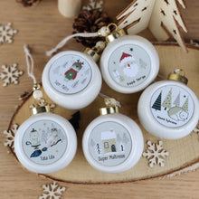 Charger l&#39;image dans la galerie, Boule de Noël en porcelaine SAPIN OURS - à personnaliser avec prénom