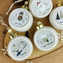 Charger l&#39;image dans la galerie, Boule de Noël en porcelaine MAISON ENNEIGÉE - à personnaliser avec prénom